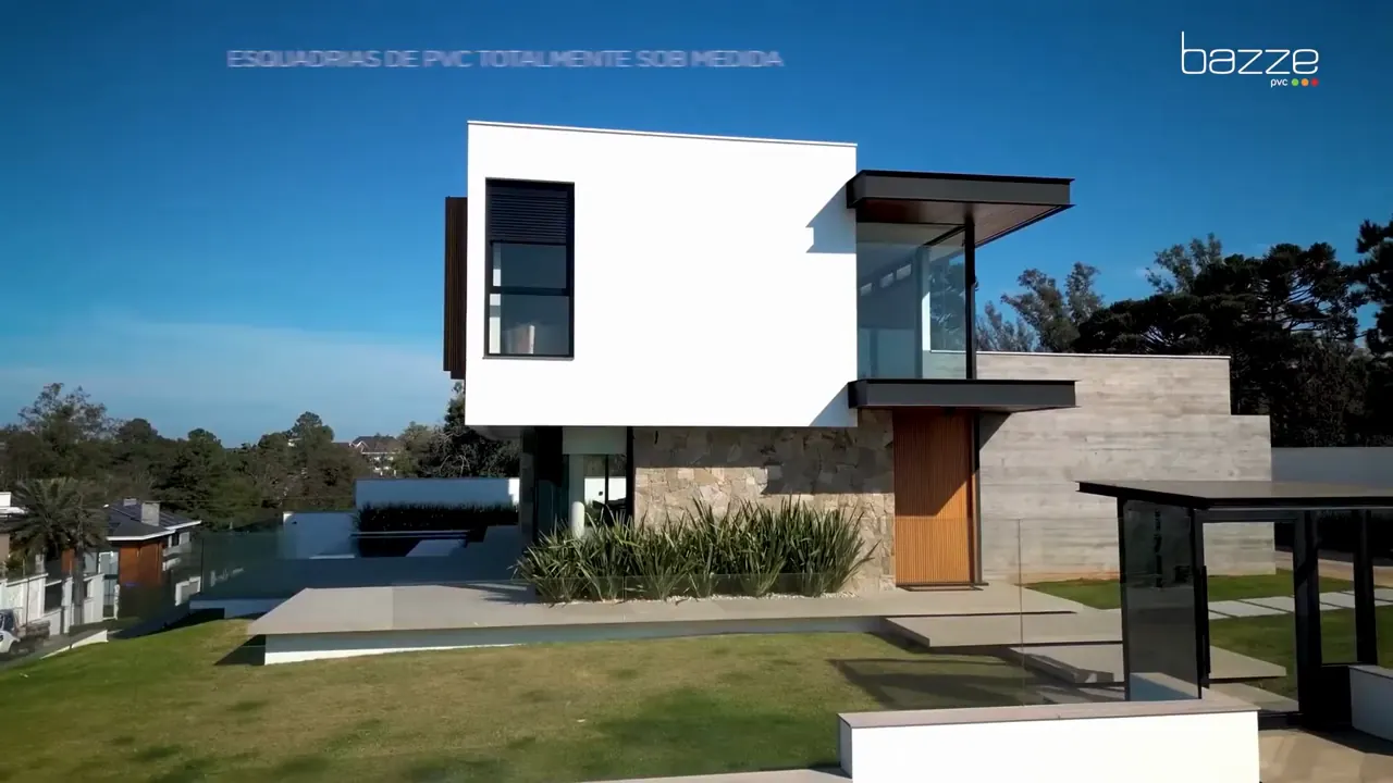 Casa de alto padrão com esquadrias de PVC