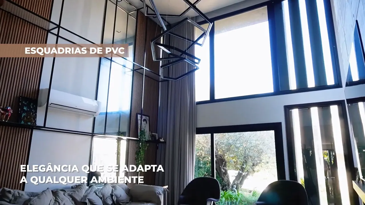 Interior de residência com grandes esquadrias de PVC, Casa LS